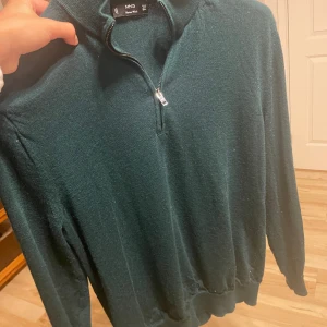 Half zip i 100% merino - Hej! Säljer denna merino half zipen från mango som endast är använd en gång. Legat i garderoben och kommer ej till användning för mig. Väldigt bra nyskick. Otroligt skön och stilren. Storleken är M men sitter som en S