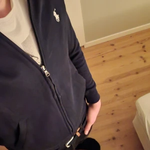 Ralph Lauren kofta - Väldigt bra skick, slimfit och lite på den korta sidan. Skriv vid minsta lilla fundering!