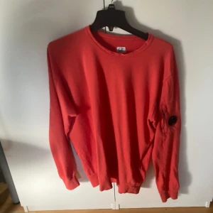 C.P Company collegetröja  - Röd orangeaktig C.P company tröja i gott skick. Storlek L passar även M.