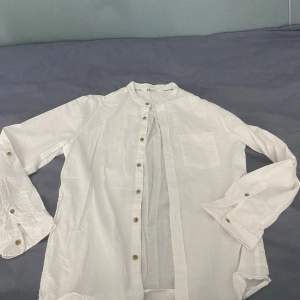 Jag säljer min skit snygga vita linneskjorta för att den är för liten.   Storlek158/164 13-14y