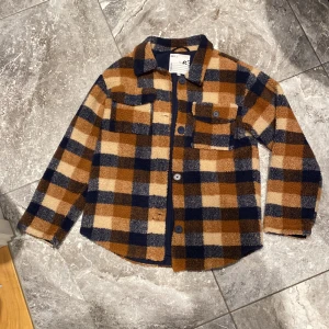 Helt ny jacka  - Säljer denna underbara höstfärgade jacka/kappa som endast använt en gång. Nyskick! Inga defekter och supermjuk, varm och bekväm. Säljer pga stor garderobrensning. Kika gärna på mina andra annonser, säljer mycket:) 