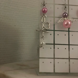Lover earings  - Perfekta för dig som är ett Taylor Swift fan! Eller bara älskar rosa! I rostfritt stål! Nyckel fria
