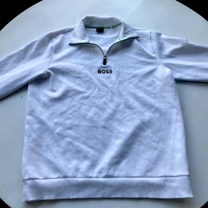 Hugo boss tröja  - Hugo boss tröja halfsip. Använd fåtal gånger. Säljer pga fel storlek. Ny pris 1700