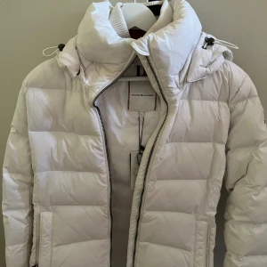 Tommy hilfiger  - En perfekt vår och vinter jacka som är använt  2 gånger, köpt helt nytt för inte så länge sen 