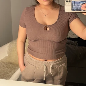 Topp från Bikbok  - Jättesöt topp från Bikbok🥰passar perfekt till sommaren, säljer pga att jag vuxit ur den. Nypris 199kr, säljer för 60kr