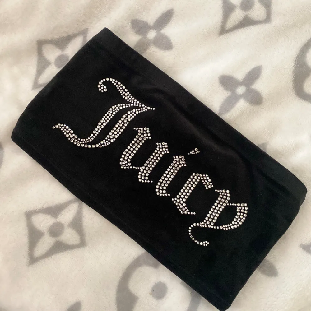 En super fin Juicy Couture crop top som är skön.  Säljer denna pga av att jag inte har någon användning av den längre.  Alla diamanter är på och är som ny 🤍. Toppar.