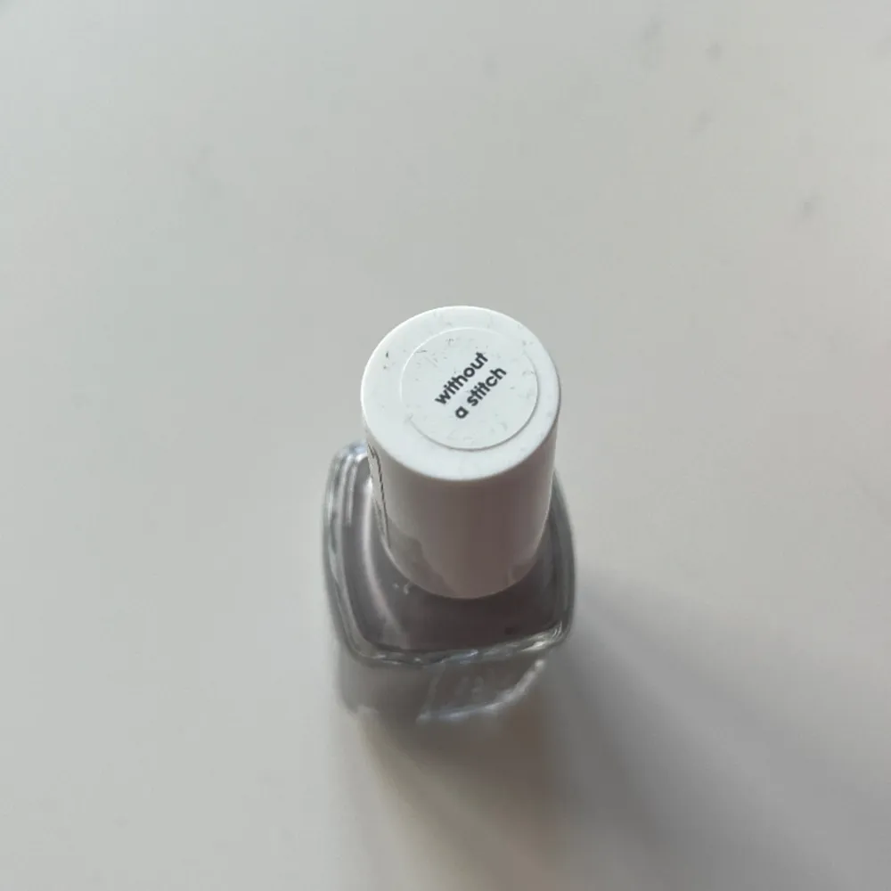 Säljer ljusgrått nagellack billigt från Essie, endast använt en gång! Superfin färg, svarar&postar direkt 🫶🏻 använd gärna ”KÖP NU”. Övrigt.