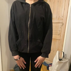 Långtröja - En svart huvtröjoa