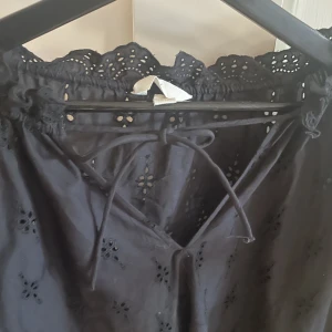 Blus - Superfin svart blus från hm. Säljs inte längre tror jag. Fina detaljer i mönstret och man kan knyta vid bröstet om man vill! Perfekt både till vardags och till fest