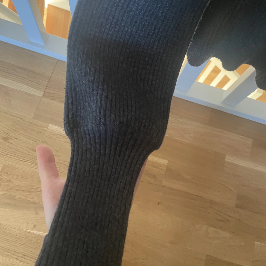 Stickad tröja med puffärmar - 90