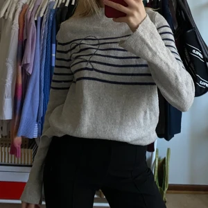 Stickad tröja med hjärta - Super fin och skön stickad tröja med hjärta på bröstet🥰🥹