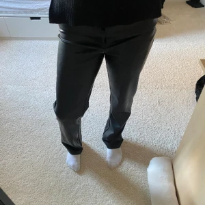 Skinnbyxor  - Jag säljer mina skinnbyxor från NA-KD som inte kommer till användning. Aldrig använda!Skriv för funderingar eller fler bilder🌸