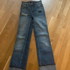 Jeans från H&M. Supersnygga och unika. Storlek 32