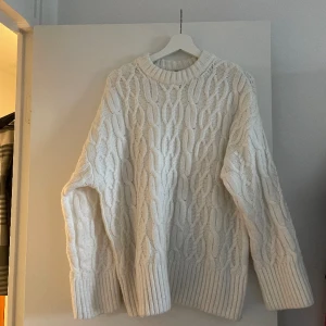 Stickad tröja  - Stickad tröja från hm. Använd 1 ggr. Storlek m 