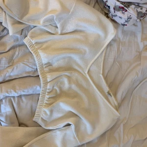 Gullig vit topp - Så söt vit topp från Nelly med en fin V-ringning 