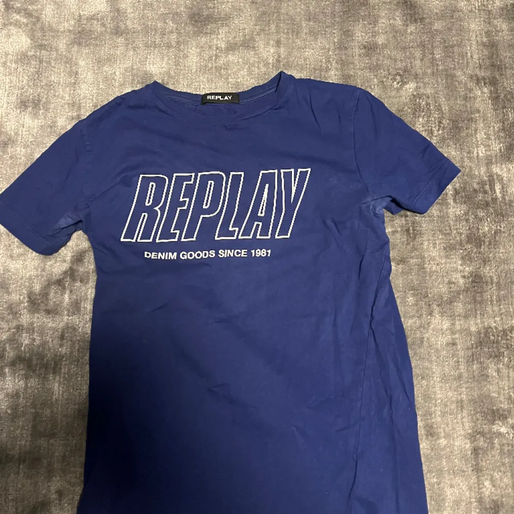 Hej! Säljer nu en Replay t-shirt perfekt till dig som vill matcha med dina replay jeans. Tröjan är i storleken S och använd ett fåtal gånger. Mitt pris ligger på 135kr men kan diskuteras vid smidig affär. Tveka ej att höra av dig vid fundering. . T-shirts.