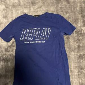 Hej! Säljer nu en Replay t-shirt perfekt till dig som vill matcha med dina replay jeans. Tröjan är i storleken S och använd ett fåtal gånger. Mitt pris ligger på 299kr men kan diskuteras vid smidig affär. Tveka ej att höra av dig vid fundering. 