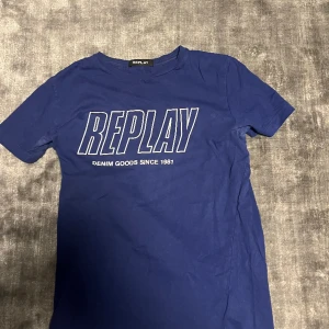 Replay tshirt  - Hej! Säljer nu en Replay t-shirt perfekt till dig som vill matcha med dina replay jeans. Tröjan är i storleken S och använd ett fåtal gånger. Mitt pris ligger på 135kr men kan diskuteras vid smidig affär. Tveka ej att höra av dig vid fundering. 