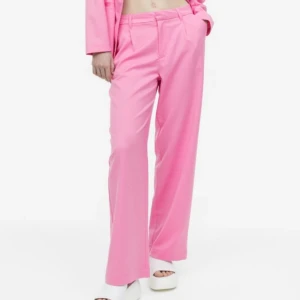 Rosa kostymbyxor  - Kostymbyxor i storlek xs endast använda några gånger, nypris 199kr och slutsålda på hemsidan  🦋 hör av er vid intresse eller funderingar 💛