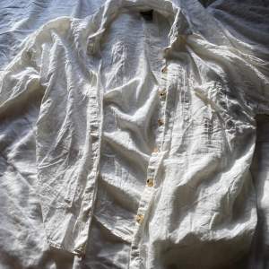 En fin vit linne skjorta. Den är ifrån Lindex. Fin till sommaren eller till ett par kostymbyxor.😊