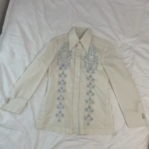 Vintage skjorta - Super fin handsydd skjorta med blåa detaljer! Köpt second hand men mycket bra skick och fin passform. Säljer då den tyvärr inte kommer till användning av mig🌟💕