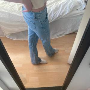 Säljer dessa jätte fina Bootcut Jeansen från Young-gina då dem inte kommer till användnig längre. Bra skick men lite slitna. Storlek 158. Själv så är jag ca 160 cm och de passar mig. Original pris 299kr säljer för 99kr pris kan såklart diskuteras💗