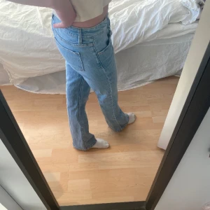 Bootcut jeans - Säljer dessa jätte fina Bootcut Jeansen från Young-gina då dem inte kommer till användnig längre. Bra skick men lite slitna. Storlek 158. Själv så är jag ca 160 cm och de passar mig. Original pris 299kr säljer för 99kr pris kan såklart diskuteras💗
