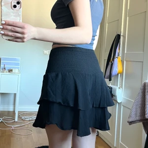 Volangkjol - Svart volangkjol som endast använts nån enstaka gång!