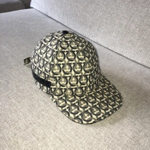 Ferragamo keps - Väldigt bekväm och snygg keps. Nästan oanvänd. Nyskick. Kan gå ner i pris vid snabb affär 