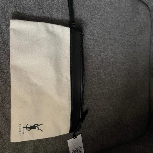 Ysl necessär - Helt ny ysl necessär, lappen kvar. 75 kr. 