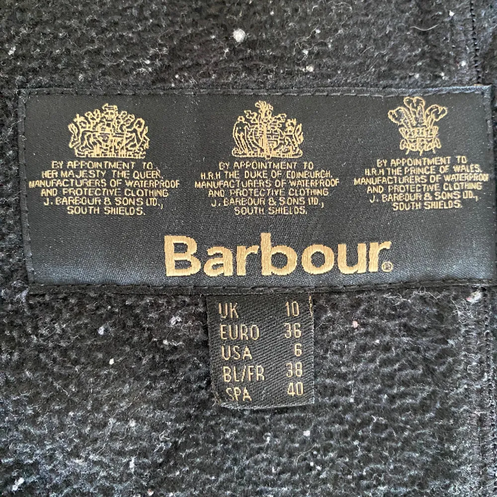 Säljer min fina Barbour jacka perfekt till våren! Köpt i London, använd men i väldigt fint skick. . Jackor.