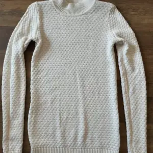 Hej! Säljer denna stickade/knittade tröjan. Super fin! Passar både xs-s