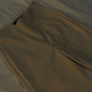 Beige skinnbyxor! - Beige bootcut skinnbyxor som endast har använts 1-2 ggr, skulle säga att det är petite storlek! 