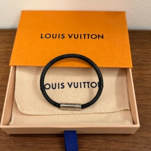 Louis Vuitton armband - Köpt i butik allt og+kvitto finns. Armbandet är nyskick.