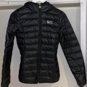 Armani Jacka - Säljer min Emporio Armani jacka!  -Jackan är tunn och därför perfekt som vårjacka, eller som ett extra lager. -Jackan är i storlek S, men passar som XS/S -Färg svart -QRkod på lappen bekräftar på Armanis hemsida att jackan är äkta.  Mitt Pris 800kr!