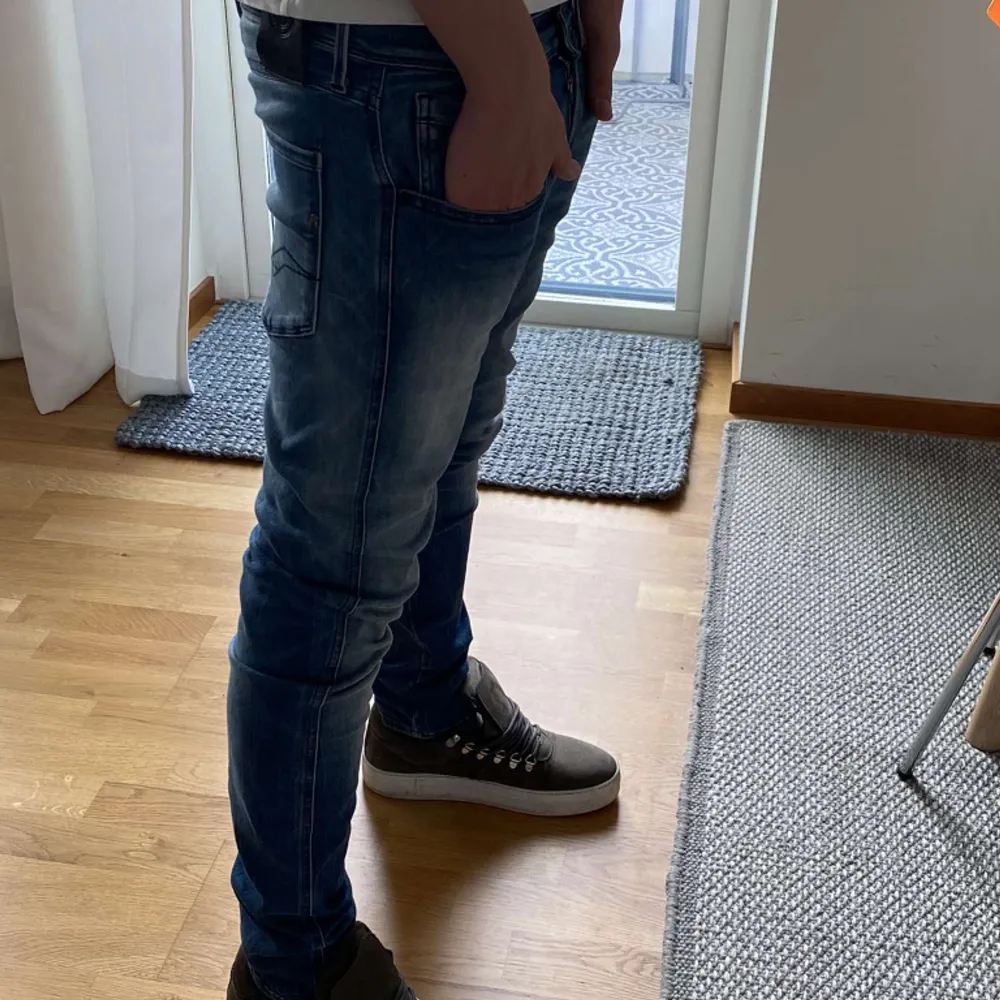 Ett riktigt feta reaplay jeans, använd ett fåtal gånger. En riktigt unik p snygg färg. Han på bilden är 180cm och modellen är anbass. Skriv för dunderingar. Jeans & Byxor.