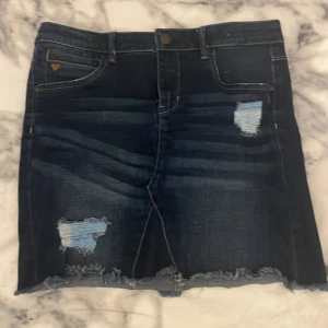 Kjol - Säljs för att den är för stor💗 går att spänna vid midjan💗 du står för frakten💗