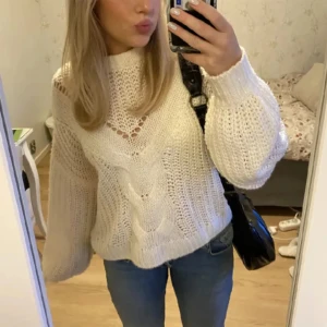 Stickad tröja  - Hålstickad tröja från H&M i mycket fint skick🫶🏼