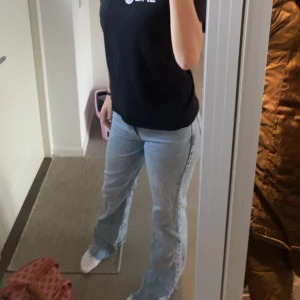 Gina perfekt jeans - Säljer dessa perfect jeansen från gina som är midrise, storlek 36 men passar bra på mig som brukar ha 34. De har använts men har inga tecken på användning🩷