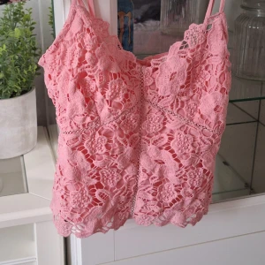 Rosa spets topp - En fin & rosa spets topp ifrån River Island i storlek S tror jag 💗 Nypris är €40 (400 kr). På baksidan så är det mer som linne-material i rosa. Aldrig använd!