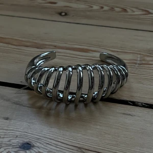 Zara armband - Super coolt silvrigt armband som är justerbart! 