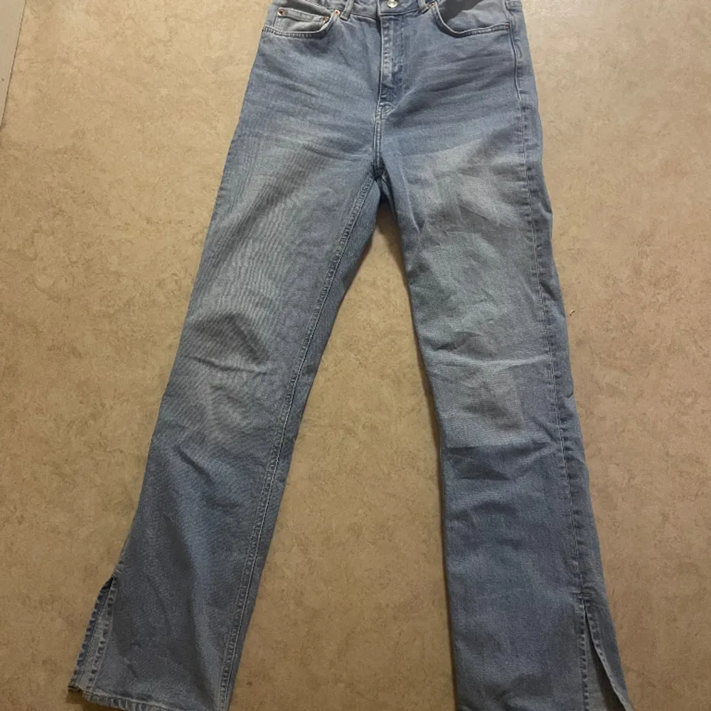 Säljer ljusblåa jeans från lager 157, det är modellen split i storlek m. Skulle säga att dom är i bra skick. Har även ett par lika dana i storlek s.. Jeans & Byxor.