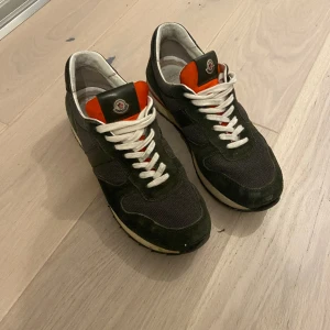 Moncler skor - Moncler skor, ganska använda därav priset. Pris kan diskuteras vid snabb affär.