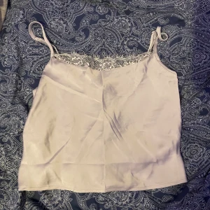 Spets linne  - Silvrigt spets linne, aldrig använd endast testat 