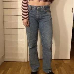 Jeans  - Mid waist jeans från zara, knappt använda, säljer pga för många jeans då jag ska flytta långt