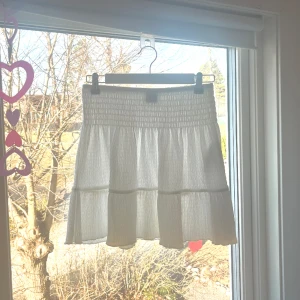 Vit Kjol  - Säljer min oanvända kjol från bikbok, Nyskick och är i storlek S🩷