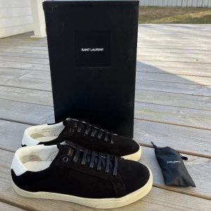 Saint laurent skor - Säljer nu mina extremt snygga SL skor i modellen sl/06 i svart mocka. 10/10, helt nya med låda samt snören. Storlek 41,5 men passar och sitter som 42or. Denna färg säljs sällan och är svår att få tag på i detta skick, så passa på. Bud från 2499 SEK