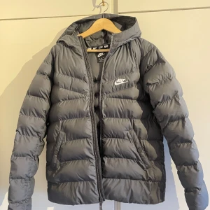 Nike jacka nästa helt ny  - Storlek Xl i barnstorlek S i vuxen nästan helt ny inga problem märke Nike äkta 