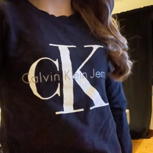 Calvin Klein tröja - Köpte den för något år sedan så det passar inte längre. Nypris: 700 kr Mitt pris: 95 kr💕