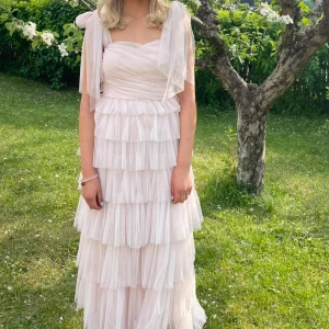 Lace & beads balklänning  - Säljer min jättefina Lace & beads balklänning från Asos. Endast använd en gång och i nyskick. Den är i storlek 38 men fungerar även som 36. Skriv om du vill ha fler bilder eller undrar något💗💗